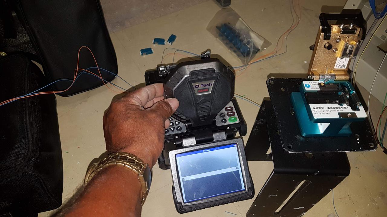 Técnico realizando teste de rede com equipamento certificador de campo