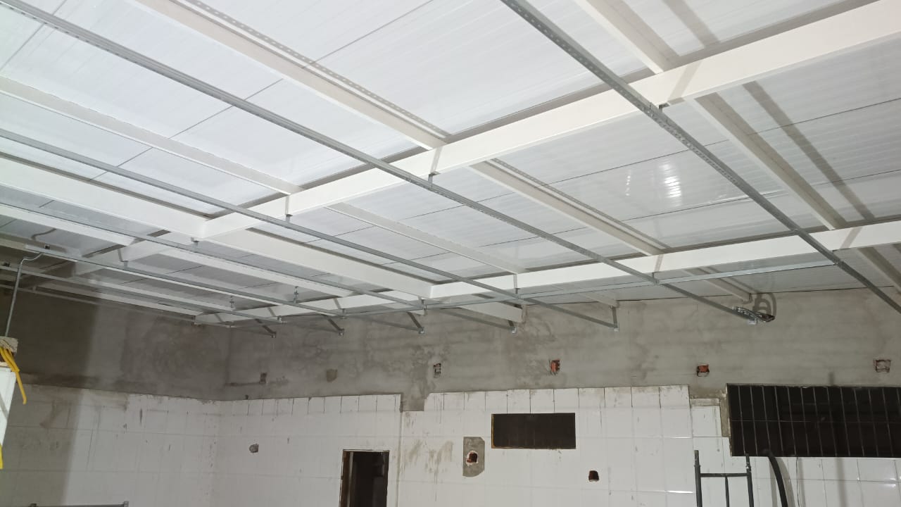 Eletrodutos e caixas de passagem instalados em parede durante a obra