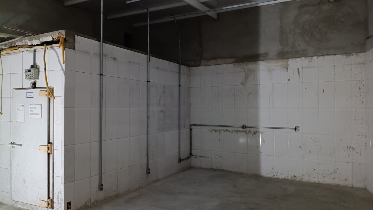 Técnico trabalhando em quadro de distribuição com porta aberta